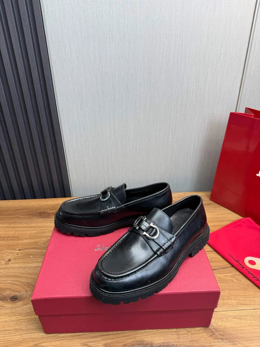 Men's shoes 💰880💰 Ferragamo. [Ferragamo] men's thick-soled loafers, the latest hot style, 1:1 original purchase quality, top quality, imported open-edge beaded cowhide leather on the upper, hand-made three-dimensional stitching highlights the round toe design, the inner foot pads are all imported cowhide, with original lightweight foam outsole, matching code 39-44, (38, 45 custom-made, non-refundable)